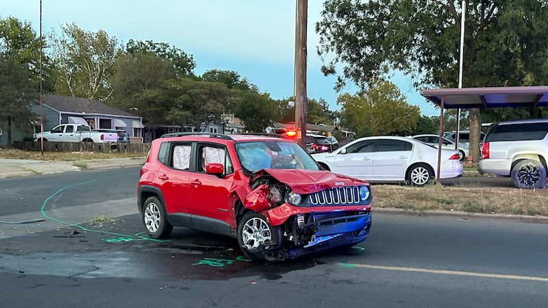 El sospechoso chocó contra otro vehículo cerca de la calle 47 y la avenida U