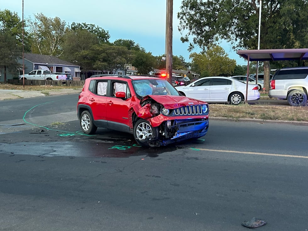 El sospechoso chocó contra otro vehículo cerca de la calle 47 y la avenida U