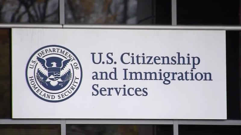 USCIS aclara medida que obliga a solicitantes de 'green card' a salir de EE.UU.