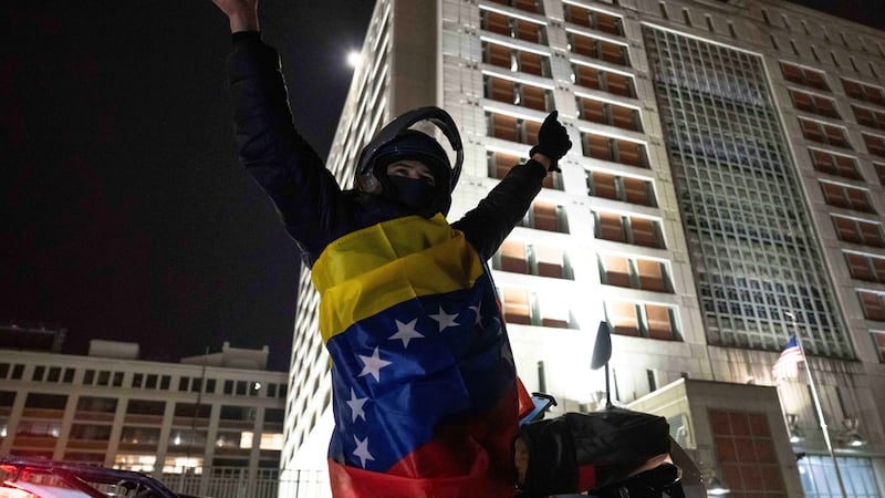 Un migrante venezolano celebra afuera del Centro Metropolitano de Detención en Nueva York el 3...