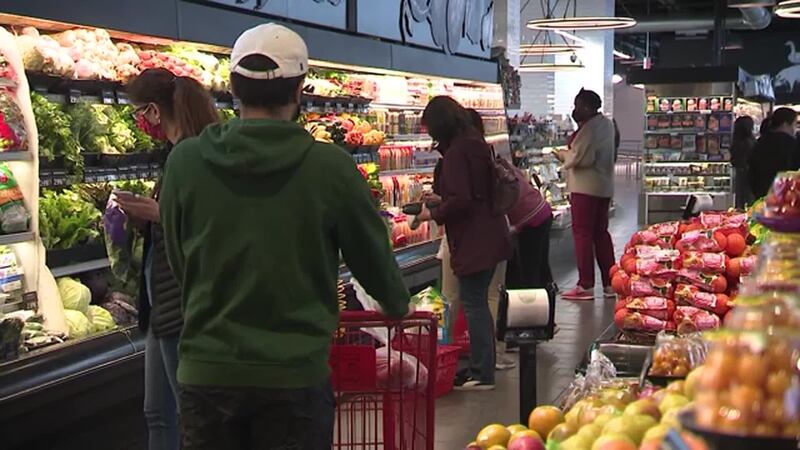 ARCHIVO - Se prevé que más de dos millones de personas pierdan sus cupones de alimentos tras...