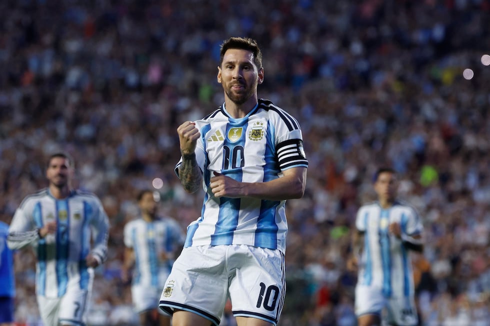 El capitán de Argentina, Lionel Messi, festeja tras convertir de penal en un amistoso ante...