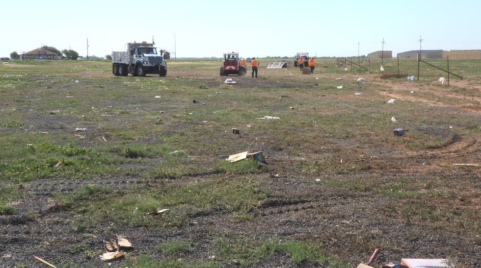 County crews spend July 4th weekend cleaning up roadside trash near Buffalo Springs Lake