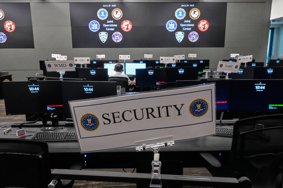 Filas de escritorios en el Centro Conjunto de Operaciones del FBI en Nueva York previo al...