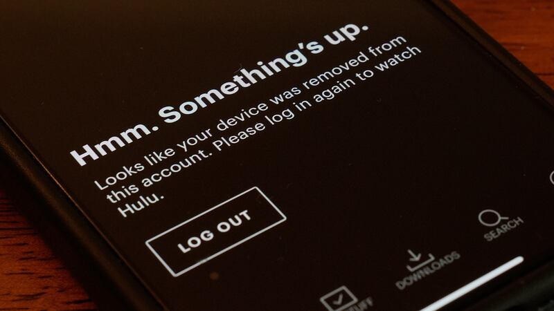 Una aplicación móvil de Hulu muestra que no está disponible durante la interrupción de Amazon...