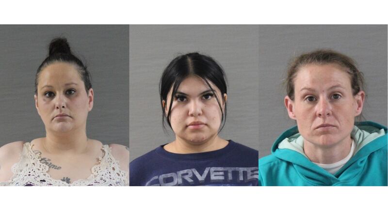 Los agentes vieron a Noemí Paola Salazar reunirse con dos mujeres en una tienda de...