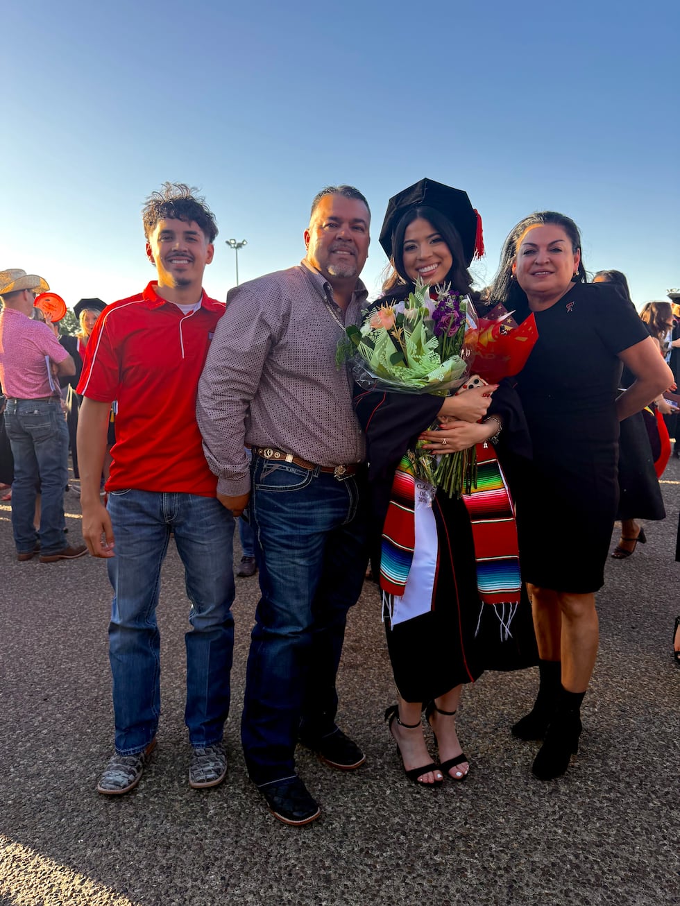 Cynthia Palacios con su familia