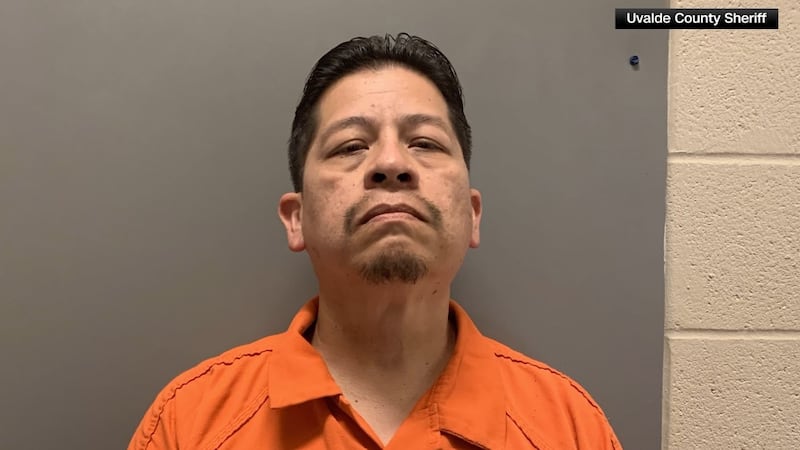 Adrian Gonzales, un antiguo agente escolar de Uvalde, se enfrenta a 29 cargos por abandono o...