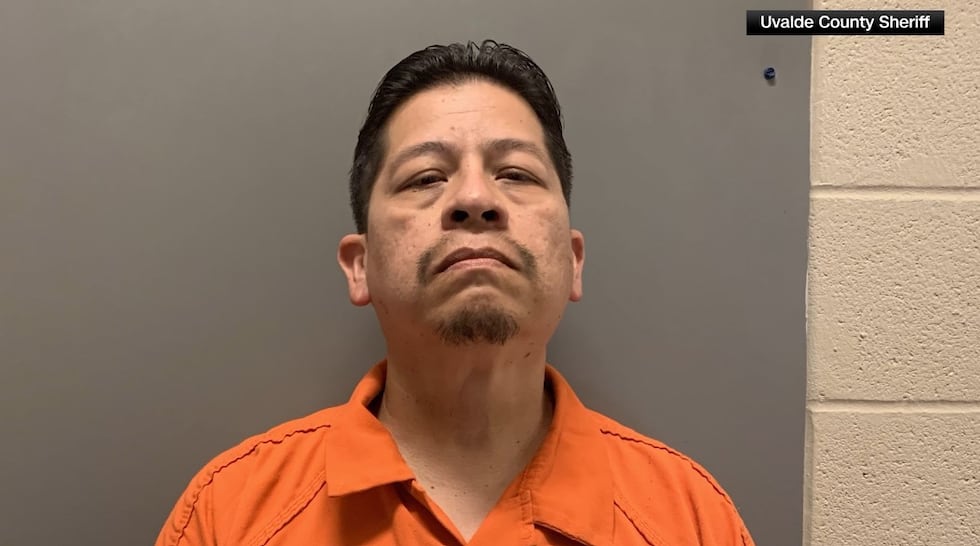 Adrian Gonzales, un antiguo agente escolar de Uvalde, se enfrenta a 29 cargos por abandono o...