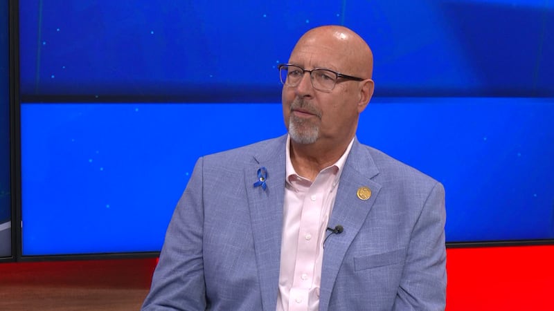 Mark McBrayer promete contratar más oficiales de policía y mantener impuestos bajos mientras...