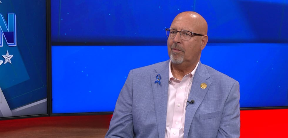 Mark McBrayer promete contratar más oficiales de policía y mantener impuestos bajos mientras...