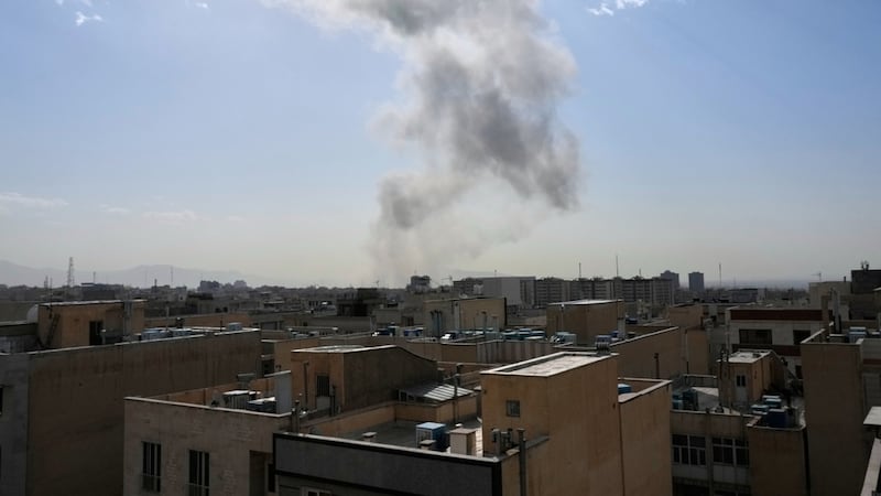Una columna de humo se eleva al cielo tras una explosión en Teherán, Irán, el 28 de febrero de...