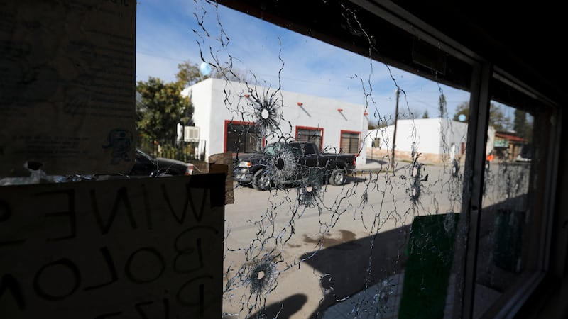 ARCHIVO - Los escaparates de una tienda cerca del Ayuntamiento quedaron acribillados a balazos...