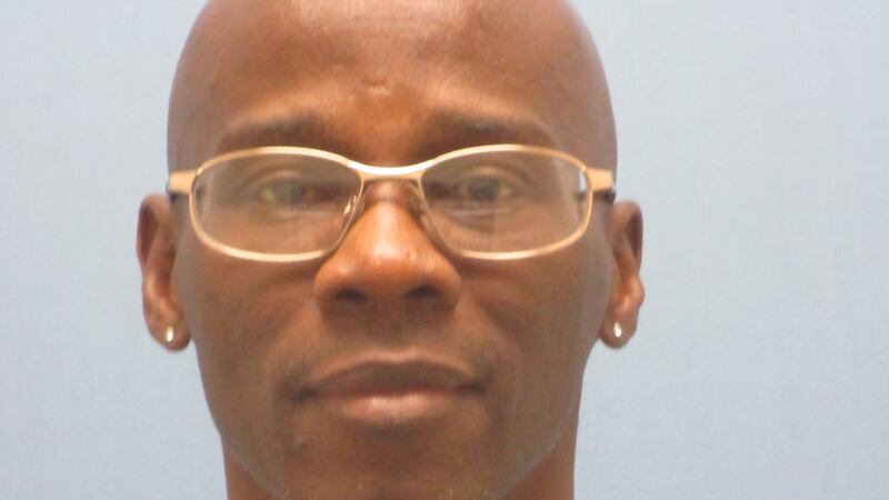 Robert Cooks, de 51 años, es descrito como un hombre negro que pesa 155 libras y mide 5′7″.