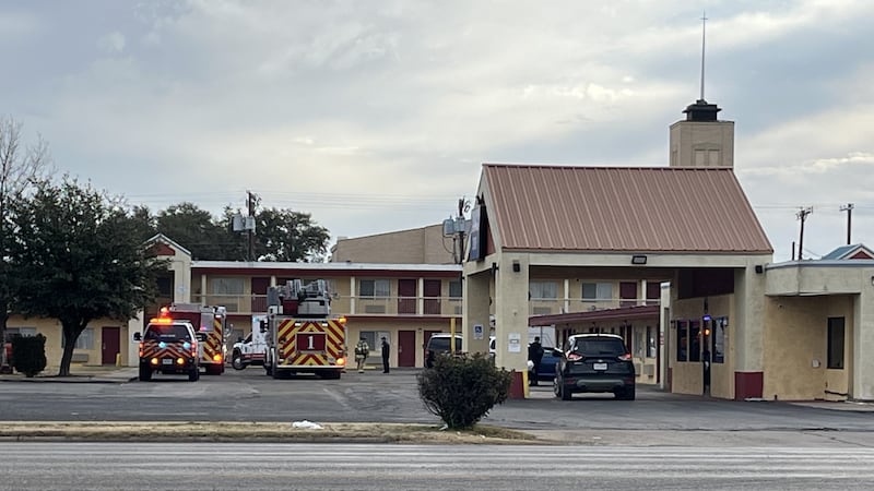 Lubbock Fire Rescue está en la escena de un incendio de estructura en el Lone Star Inn Motel...