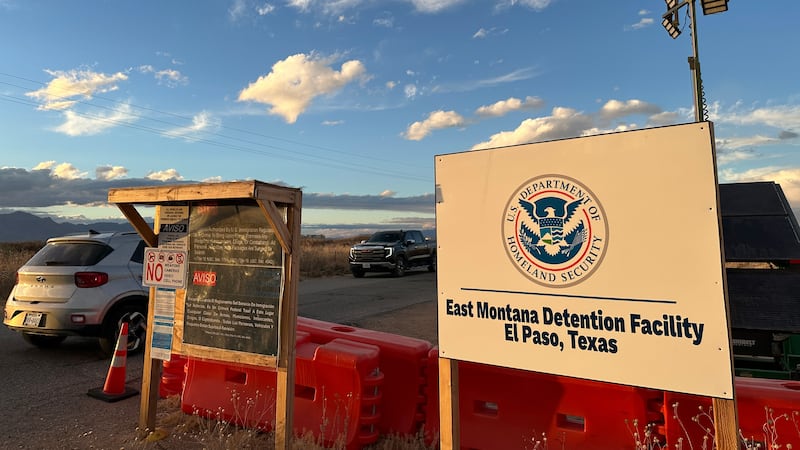 El centro de detención de inmigrantes Camp East Montana, en el desierto en una base del...