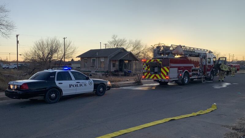 Los bomberos de Lubbock Fire Rescue están en la escena de un incendio en una estructura en 303...