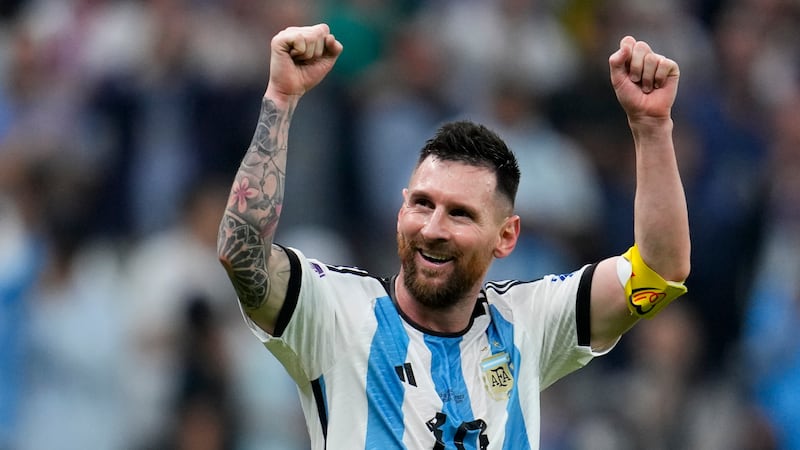 La imagen muestra la camiseta que el argentino, Lionel Messi, usó mientras buscaba el trofeo...