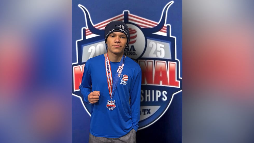 Edgar Herrera Jr. gana la medalla de plata en el Campeonato Nacional de Boxeo de USA Boxing,...