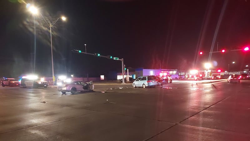 Hombre de 20 años detenido tras choque intencional que deja tres heridos