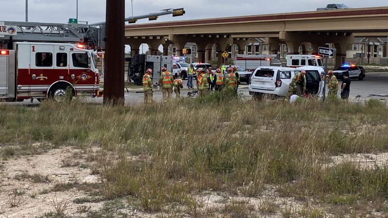 Los equipos de emergencia están respondiendo a un accidente de varios vehículos en el centro...