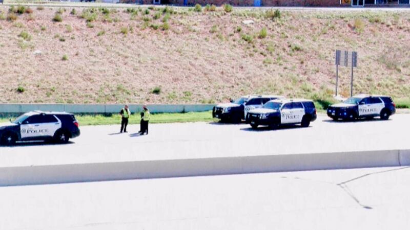 Oficiales respondieron a un reporte de un choque con heridos en los carriles hacia el norte en...