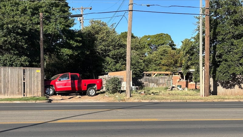 Cierran avenida University tras choque contra poste y medidor de gas en Lubbock