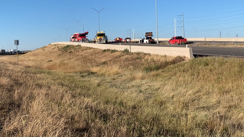 Servicios de emergencia responden a volcadura en la calle 50 y East Loop 289