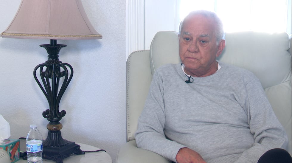 Gilbert Flores, excomisionado del condado de Lubbock, dijo que las noticias lo tomaron por...