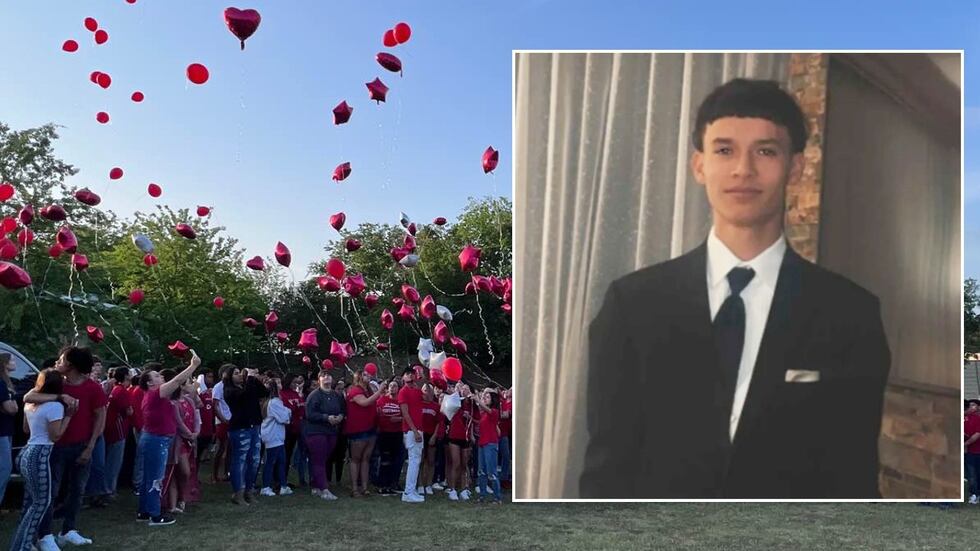 Los estudiantes de la escuela secundaria Belton High School lanzaron globos al cielo en honor...