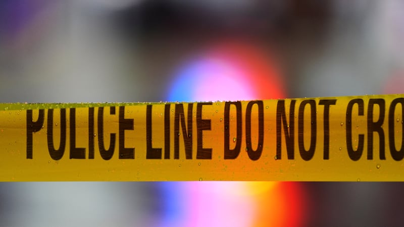 El DPS afirma que cuatro adultos fueron declarados muertos en el lugar de los hechos.