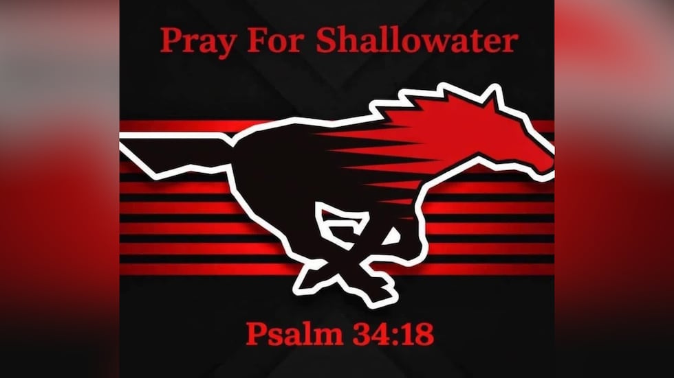 Entrenador de baloncesto de Shallowater ISD y su familia sobreviven accidente automovilístico