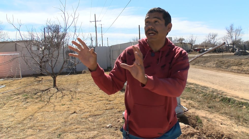 Sammy Meza se quedó para ayudar a bomberos mientras las llamas amenazaban su hogar