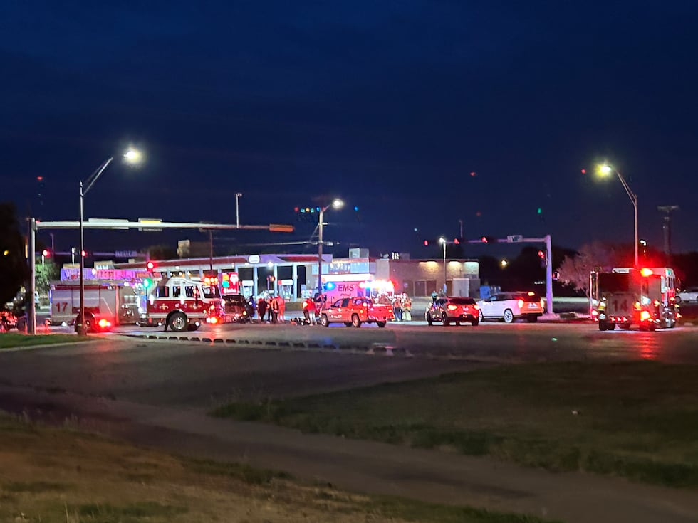 1 seriously injured in motorcycle crash near 98th St. and Indiana Ave.