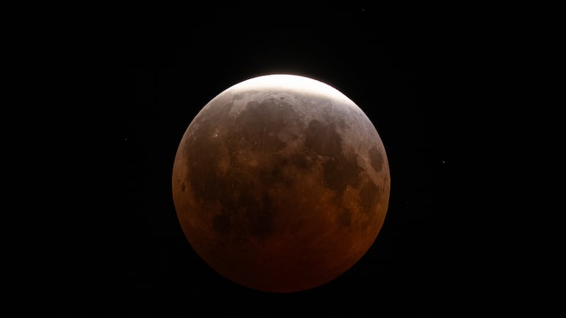 Un eclipse parcial de Luna, visto el 28 de agosto de 2026, en Cleveland. (AP Foto/Carolyn Kaster)