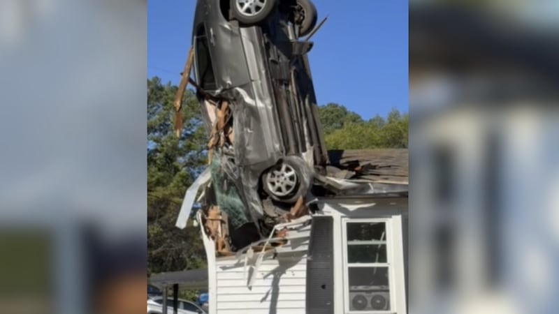 Auto se impacta en el techo de una casa en Nashville.