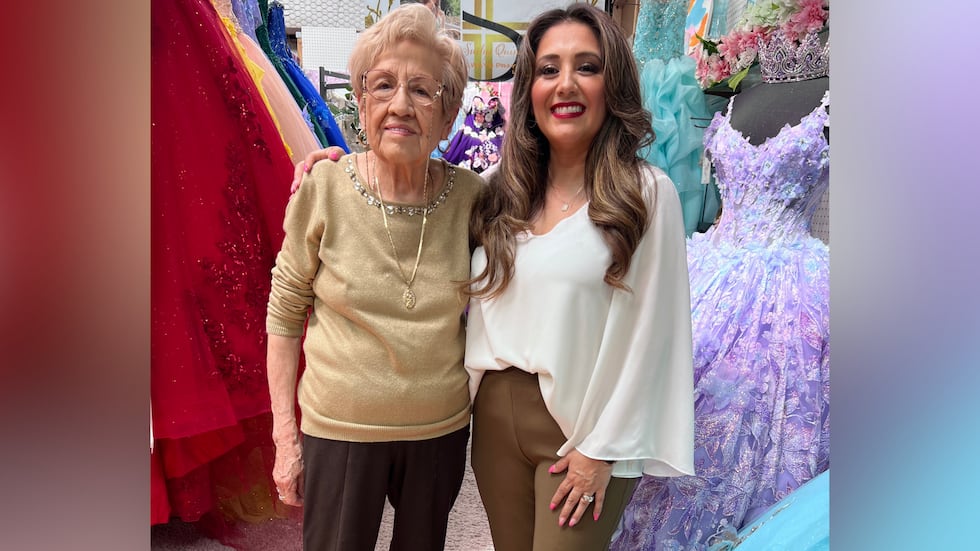 Suelin Ruíz recuerda cuando jugaba debajo de los estantes de vestidos en la tienda de...