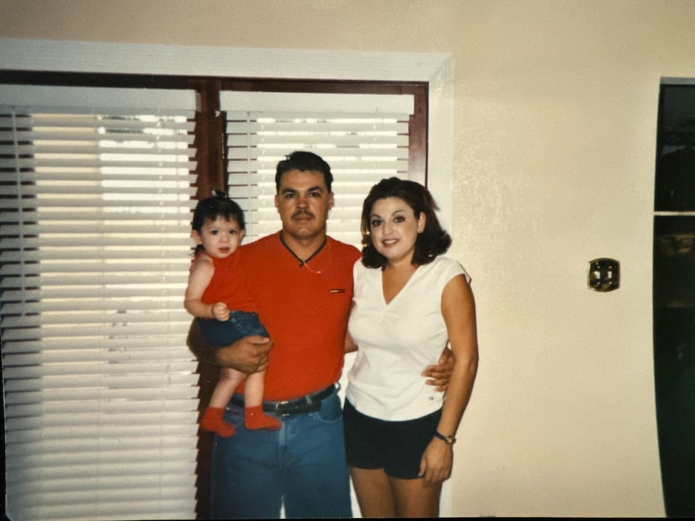 Cynthia Palacios con sus padres