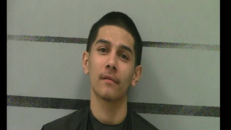 Arrestan a hombre tras dispararle a oficial durante persecución