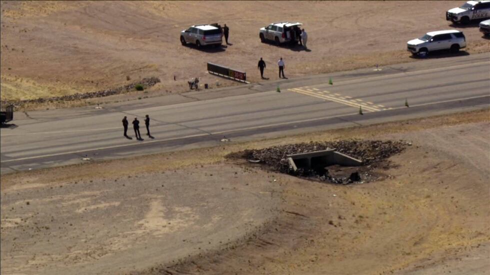 Autoridades reportan dos muertos luego de que dos avionetas chocaran en el aire cerca del...