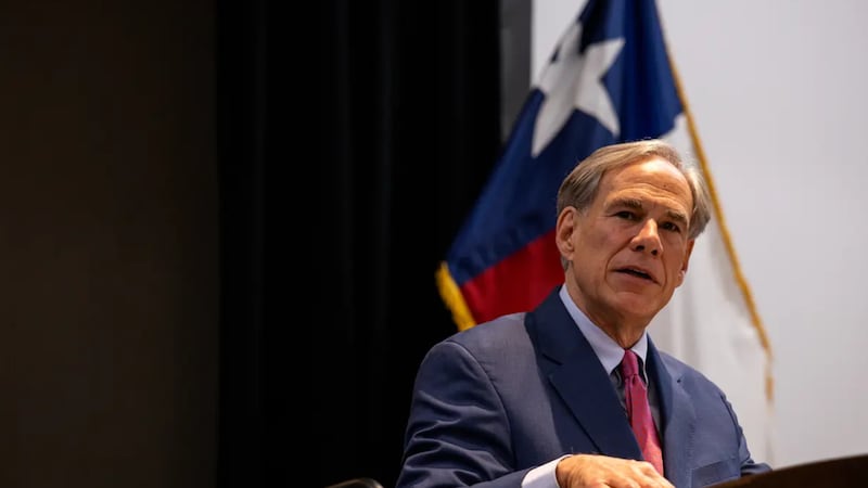 El gobernador Greg Abbott se dirige a los funcionarios encargados de hacer cumplir la ley...