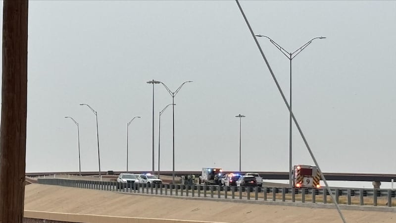 Equipos de emergencia respondieron este lunes a un choque de motocicleta con heridas graves en...