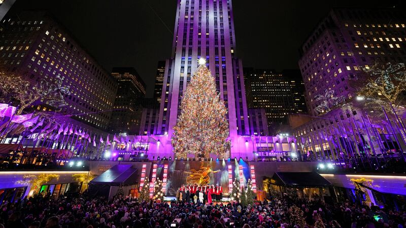 El árbol de Navidad del Rockefeller Center se enciende el miércoles 29 de noviembre de 2023 en...