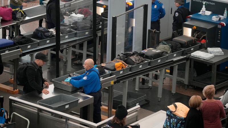 Equipaje es revisado en el punto de revisión sur del aeropuerto internacional de Denver, el...