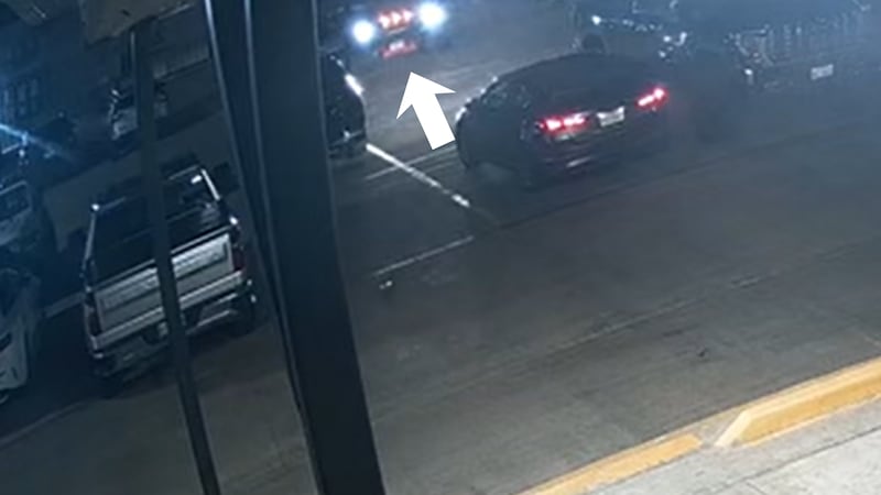 Investigadores piden ayuda del público para localizar camioneta oscura con luces anaranjadas...