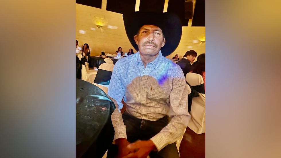 Autoridades detuvieron a padre de cinco hijos después del trabajo sin permitir contacto familiar