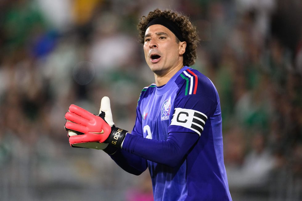 El portero Guillermo Ochoa, de México, aplaude durante el segundo tiempo del partido de...