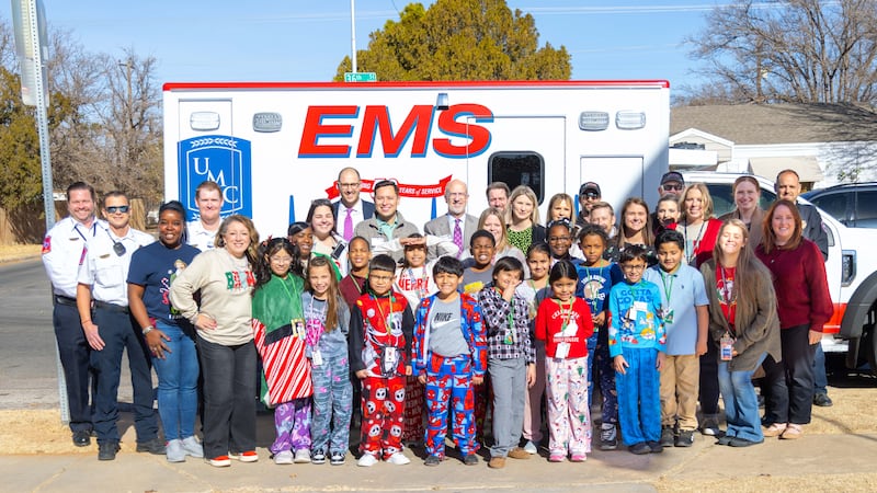 UMC entrega bolsas de alimentos a estudiantes en tradición navideña