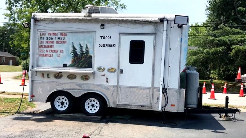 Camión de tacos frente a Los Primos, un restaurante de Greenville que, según el Fiscal...