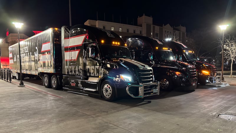 Camiones de Texas Tech parten rumbo al Orange Bowl con 30 mil libras de equipo